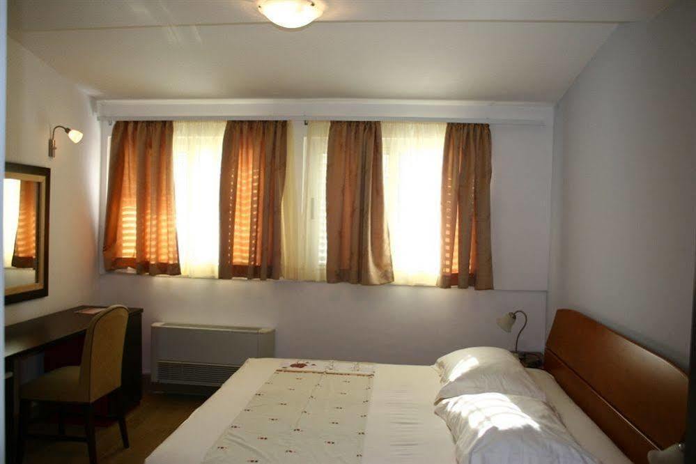 Pansion Epetium Hotell Stobreč Eksteriør bilde